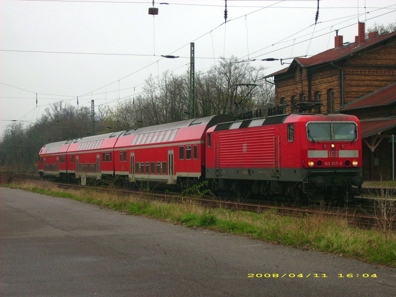 143 927 steht am 11.04.08 mit ihrer RB nach Leipzig Hbf abfahrbereit im Bahnhof Raguhn.