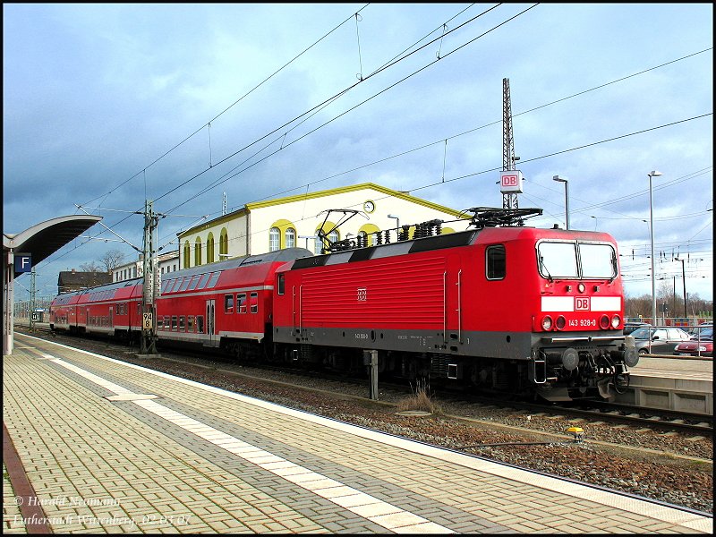 143 928 (Bh Halle/S) wird gleich den RB26937 von Lutherstadt Wittenberg nach Leipzig Hbf bringen. Hier am Gleis 4 des Abgangsbahnhofes am 02.03.07.
