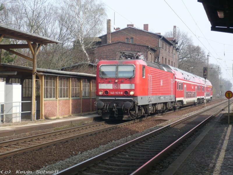143 929-8 mit ihrer RB nach Weißenfels bei der Einfahrt in Leipzig-Leutzsch auf Gleis 1 am 04.04.2009