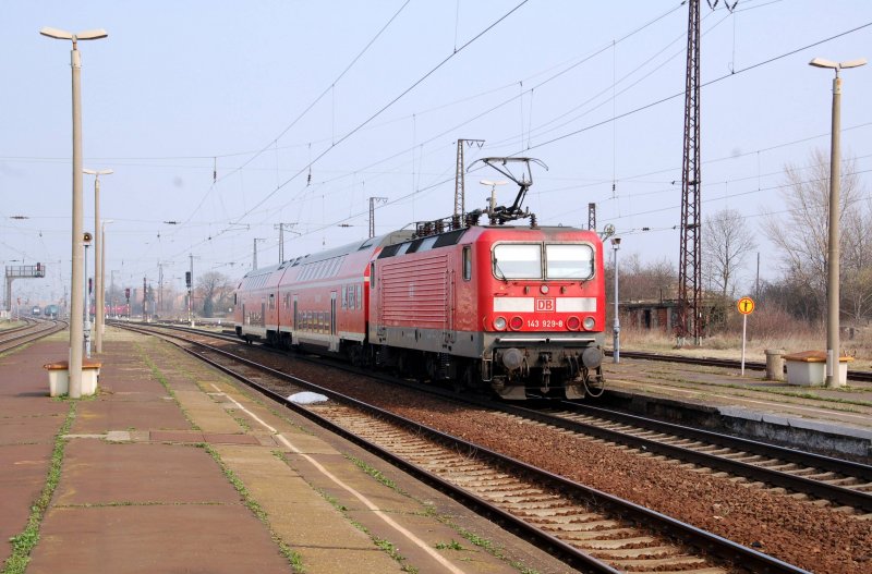 143 929 schiebt am 04.04.09 die RB von Weienfels nach Leipzig aus Grokorbetha.
