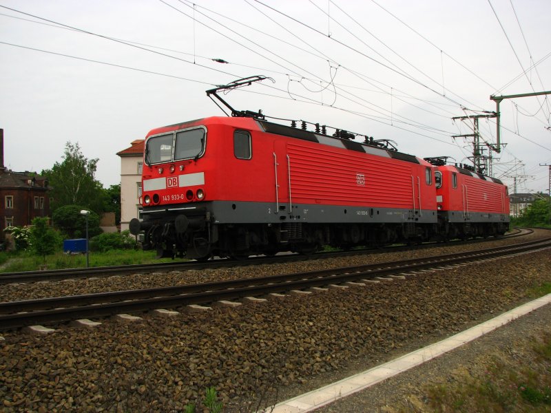 143 933-0 und eine Schwestermaschine kommen aus Friedrichstadt und fahren Richtung Dresden-HBF.24.05.08.