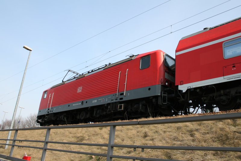 143 933 mal etwas von unten gesehen.Aufgenommen vom Schmalspurbahnsteig in Freital-Hainsberg.