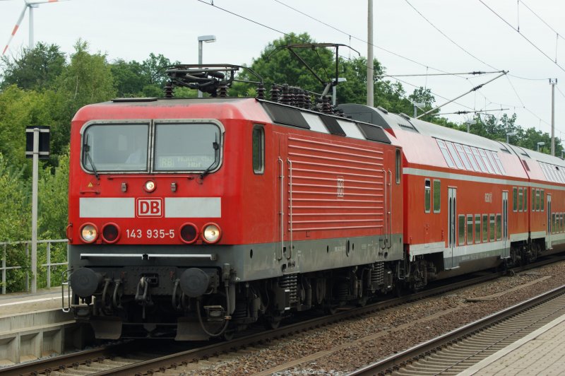 143 935-5 mit einer RB nach Halle/Saale fhrt aus den Bahnhof Burgkemniz am 19.06.2009