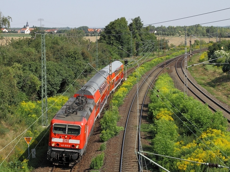 143 935-5 zieht am 15.8.2009 die RB nach Wei�enfels durch Gro�korbetha.