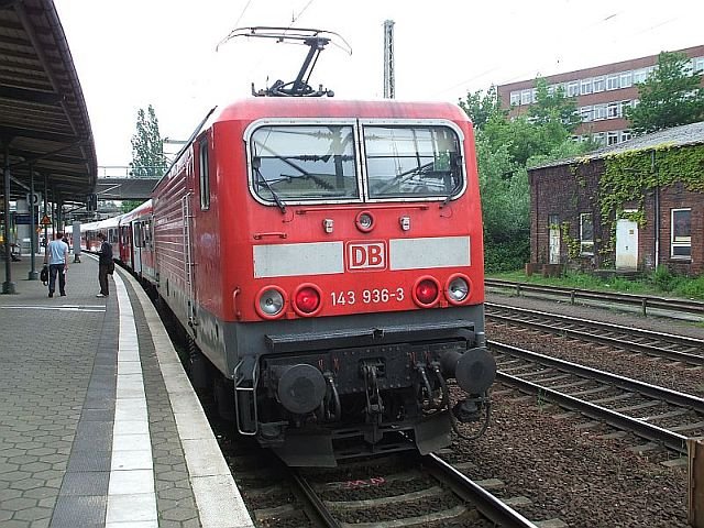 143 936-3 mit RE nach Stade am 18.05.2007 in HH-Harburg