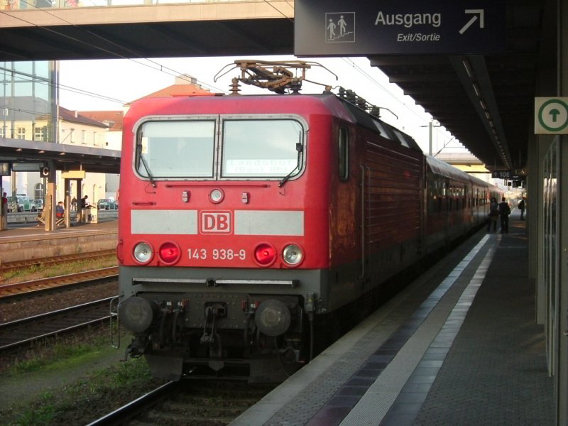 143 938 steht am Ende eines RegionalExpress in Regensburg (06.10.2005)!