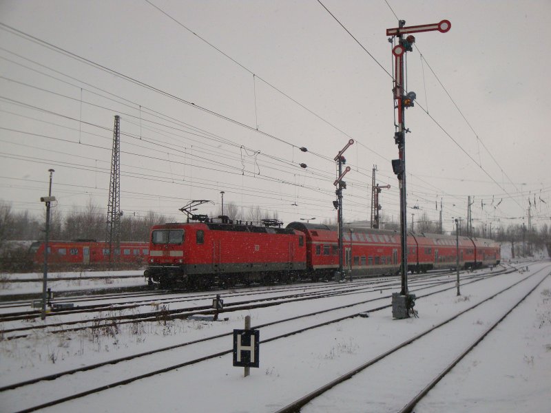 143 944-7 verlsst am 18.02.2009 mit RE 26112 nach Leipzig den Zwickauer Hauptbahnhof. Schn anzusehen sind die berall noch vorhandenen Formsignale.