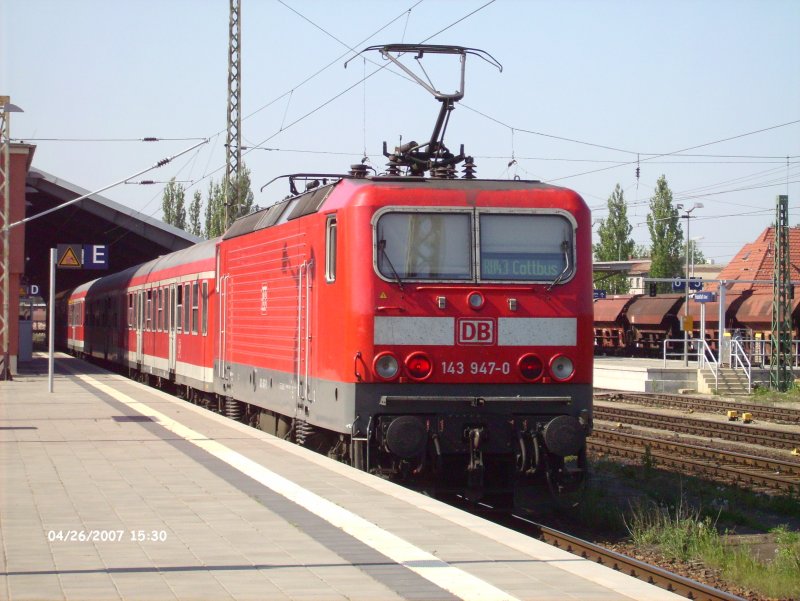 143 947 schiebt ihre RB11 in den Zielbahnhof Frankfurt/Oder,nach kurzer zeit gehts zurck nach Cottbus und von dort als RB43 Falkenberg (Elster) entgegen.(siehe Zielanzeige)26.04.07