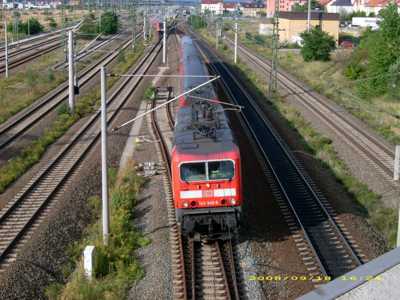 143 948 zieht am 18.09.08 ihre RB nach Halle/Saale Hbf aus dem Bahnhof Bitterfeld. Im Hintergrund ist noch die RB nach Leipzig Hbf zuerkennen.