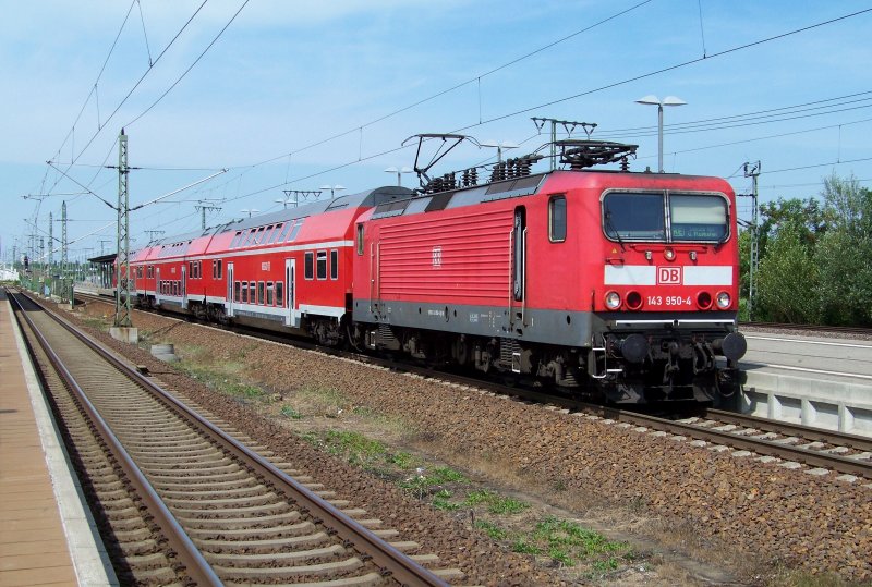143 950-4 mit einem RE aus Halle/Saale zur Weiterfahrt nach Leipzig Hbf. Hier in Leipzig Messe. 15.08.2009