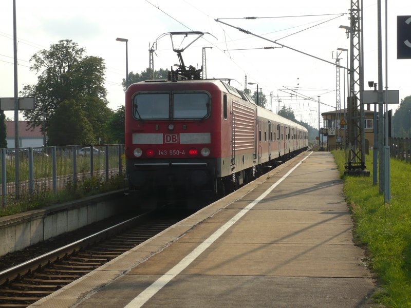 143 950-4 mit Regionalexpre Cottbus-Leipzig bei der Ausfahrt aus dem Bahnhof Doberlug-Kirchhain
Aufnahme: Uwe Wstenhagen August 2007