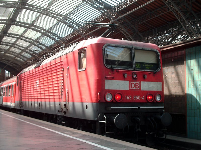 143 950-4 schob am 06.08.2007 den RE 17188 von Cottbus nach Leipzig Hbf ber Doberlug-Kirchhain, Falkenberg(Elster), Torgau und Eilenburg. Hier ist sie geraden am Endbahnhof angekommen und fhrt in sieben Minuten wieder zurck nach Cottbus als RE 17189.