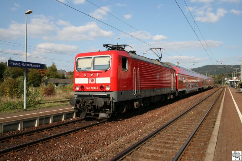 143 950-4 steht mit einen Doppelstockzug am 27. September 2009 abfahrbereit im Bahnhof Pressig-Rothenkirchen. 