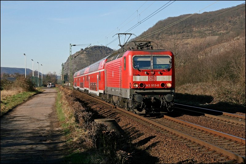 143 953 bringt bei Leutesdorf die RB27 (RB 12569)  Rhein-Erf-Bahn  von Kln Hbf nach Koblenz Hbf. Lok und Wagen befinden sich in einem guten Zustand. (09.02.2008)