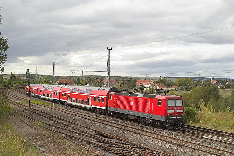 143 955 fhrt den  Kupferexpress  von Sangerhausen nach Halle/S unweit von Rblingen am See.
Sangerhausen war jahrhundertelang Zentrum des Kupferschieferbergbaus im Mansfelder Land, deshalb der Zugnahme  Kupferexpress 