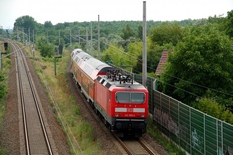 143 955 schiebt am 24.06.09 ihre RB durch Holzweissig(bei Bitterfeld) Richtung Halle(S).