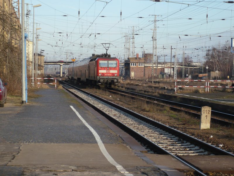 143 957-9 mit RB 36362 (RB 51 Falkenberg/Elster-Dessau) bei der Ausfahrt in Richtung Halle/Saale Hauptbahnhof. Erstaunlich ist meines Erachtens der Laufweg des Zuges zwischen Falkenberg/Elster und Halle/Saale HBhf ber Lutherstadt Wittenberg - Dessau - Bitterfeld. Aufnahme: 05.02.2008