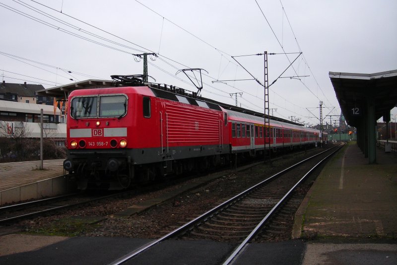 143 958 vor der RB Hildesheim-Hannover in Lehrte am 11.12.08