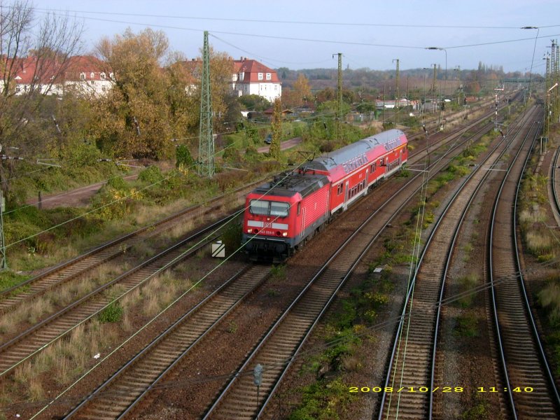 143 959 passiert mit ihrer RB nach Halle/Saale Hbf den Gterbahnhof Halle/Saale. Fotografiert am 28.10.08.