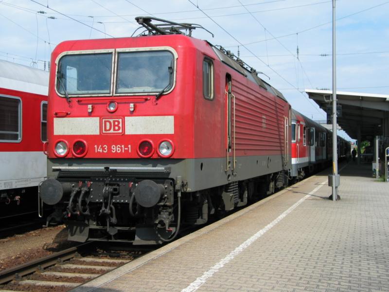 143 961 mit einem defekten Steuerwagen hinter der Lok als RB am 2.5.2006 von Plattling HBF nach Neumarkt Obpf. HBF.