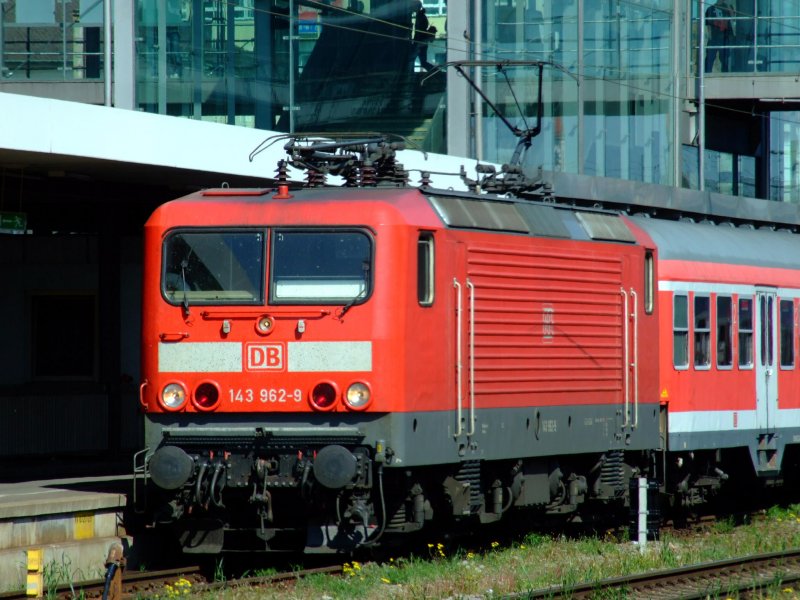 143 962 am 22.04.2007 mit RB aus Eggmhl kommend bei der Einfahrt in Regensburg Hbf.
