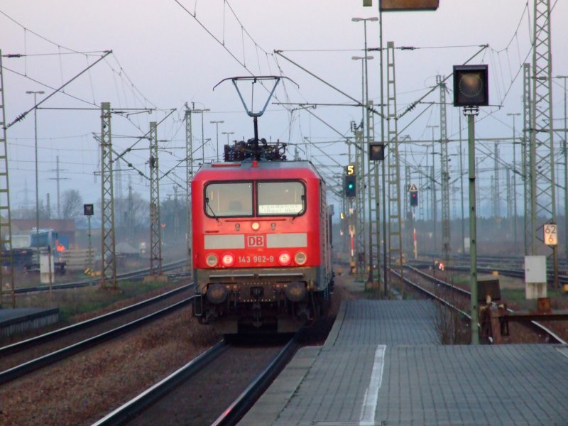 143 962 mit RB nach Landshut/Bay. Hbf am 31.03.2007 bei der Ausfahrt aus Plattling.