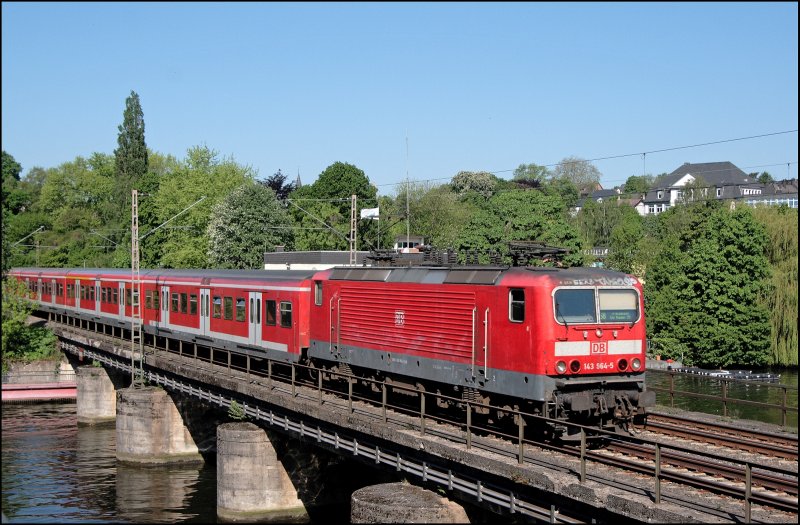 143 964 (9180 143 964-5 D-DB)  berquert mit einem S-Bahnzug der Linie S5 von Dortmund Hbf nach Hagen Hbf den Harkortsee bei Wetter(Ruhr). Ab Hagen Hbf fhrt der Zug als S8 weiter nach Mnchengladbach Hbf. (12.05.2008)
