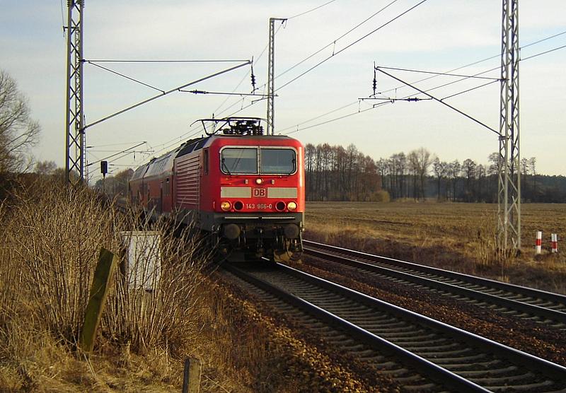 143 966-0 an der RegionalBahn nach Berlin Lichtenberg.
