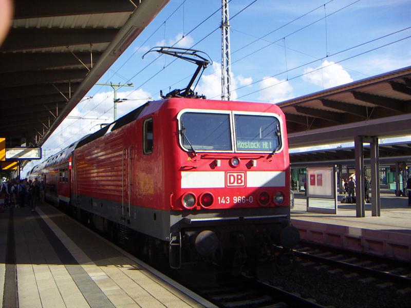 143 966-0 mit einer S-Bahn im Rostocker HBF am 7.8.05