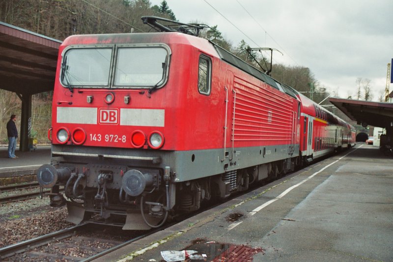 143 972-8 im Bahnhof Freiburg-Wiehre (Hllentalbahn), aufgenommen am 8.1.2007. Die 143 befindet sich am Schlu des Zuges und fhrt bald in den Sternwaldtunnel rechts im Bild, Richtung Freiburg Hauptbahnhof.