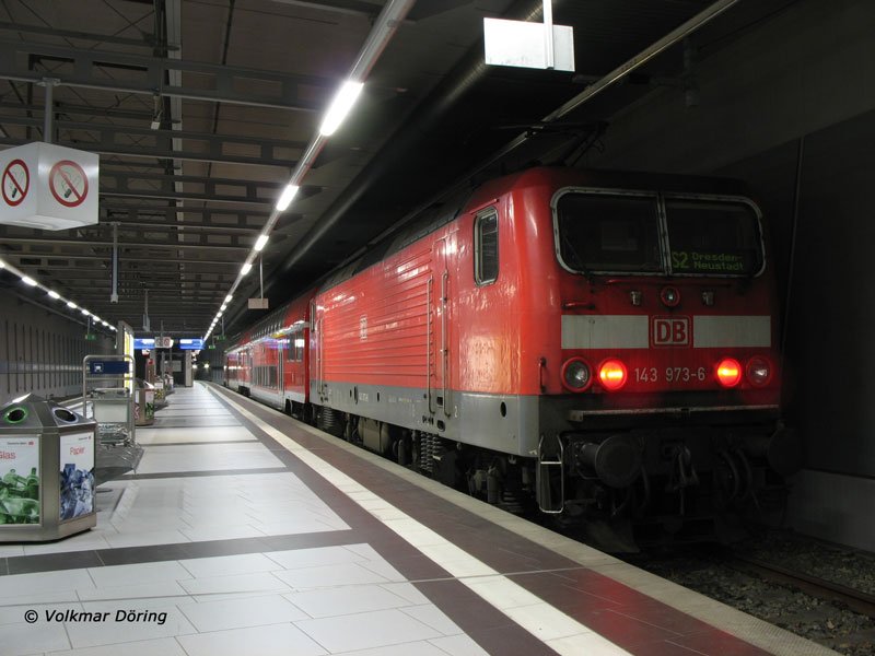 143 973 ist eine von fnf Stck 143er Loks, die mit Notbremsberbrckung ausgestattet sind, damit sie in die unterirdische Endstation Dresden-Flughafen fahren drfen. Hier steht sie abfahrbereit, um ihre Doppelstockeinheit als S2 nach DD-Neustadt zu schieben. - 25.07.2006
