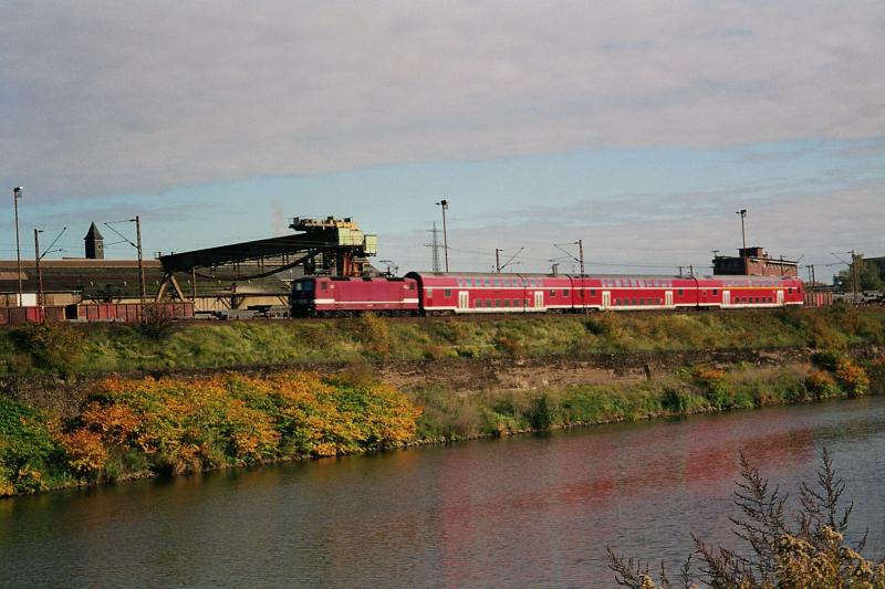143 mit DoSto Wagen am 22.10.04 in Vlklingen