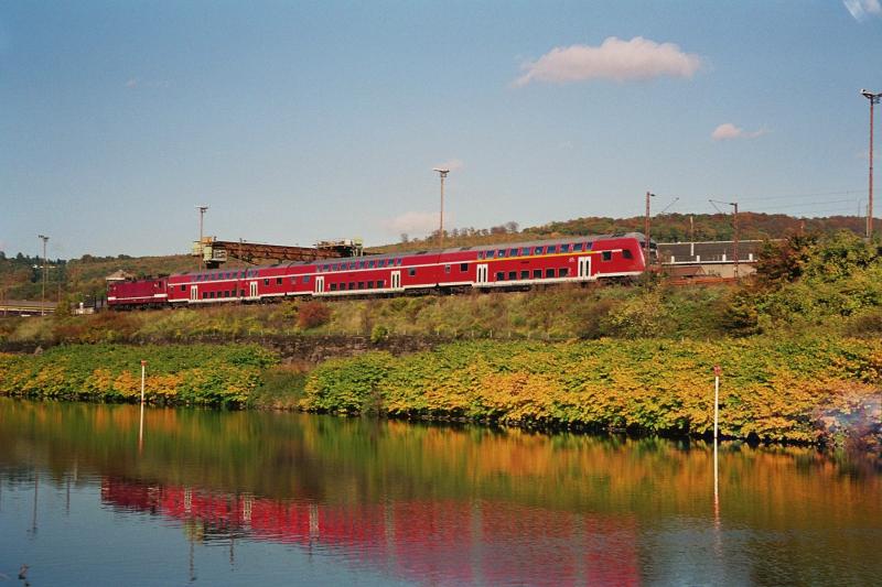 143 mit DoSto Wagen am 22.10.04 in Vlklingen