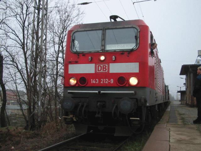 143212 steht hier mit meiner RB Leipzig Hbf-Hoyerswerda in Falkeberg/Elster.mit diesem Zug bin ich bis Hoyerswerda durch und anschliessend weiter nach Spremberg mit einem RE

die beiden Tfs unterhalten sich grade ber Bremsen.