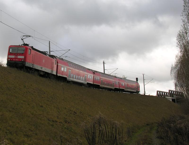 143350 mit RB von Potsdam nach Wustermark in der Verbindungskurve Wildpark - Golm am 21.11.2005. Im Hintergrund die Fachwerktrgerbrcke ber die 2gleisige Strecke Berlin - Magdeburg und den B 32,3 (unter der Brcke.)