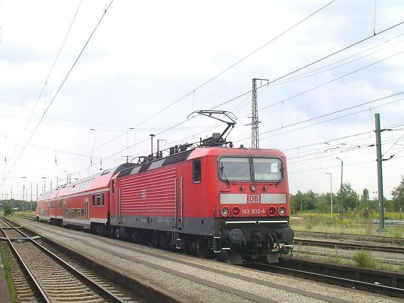 143832 steht am Gleis 6 in Lutherstadt Wittenberg zur Weiterfahrt nach Falkenberg (Elster). 