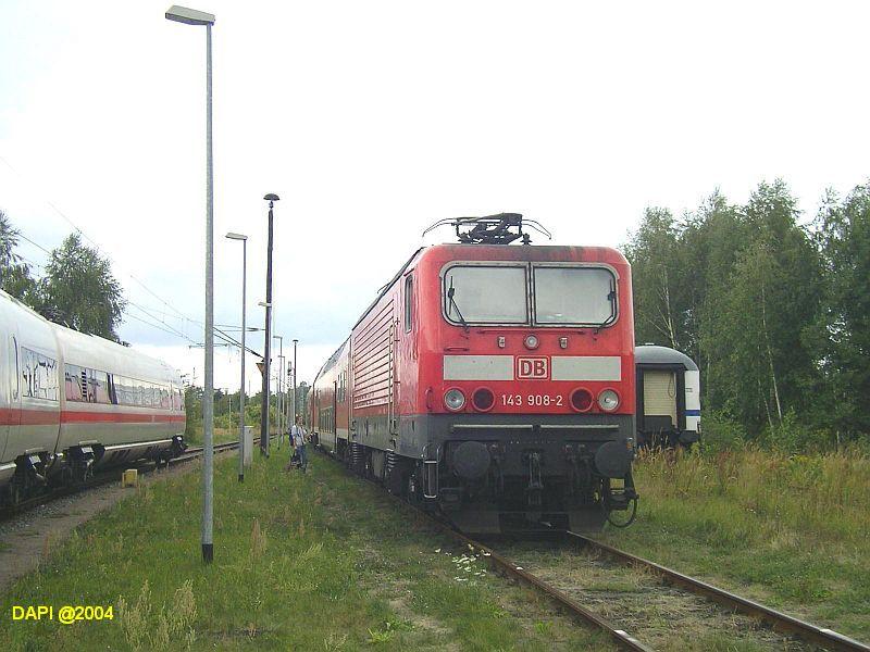 143908 bei der Fahrzeugausstellung am 28.08.2004 in Lutherstadt Wittenberg.
