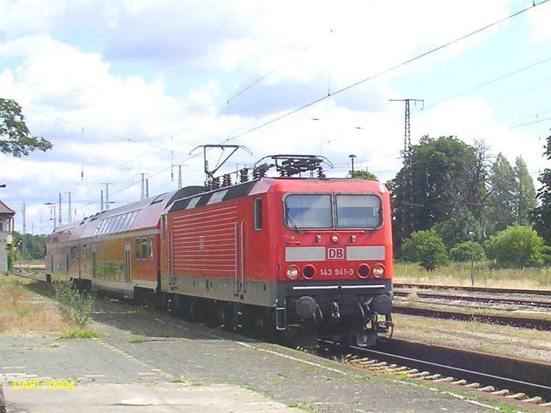 143941 fhrt hier am Gleis 5 in Lutherstadt Wittenberg ein. Der Zug fhrt als RB weiter nach Dessau.