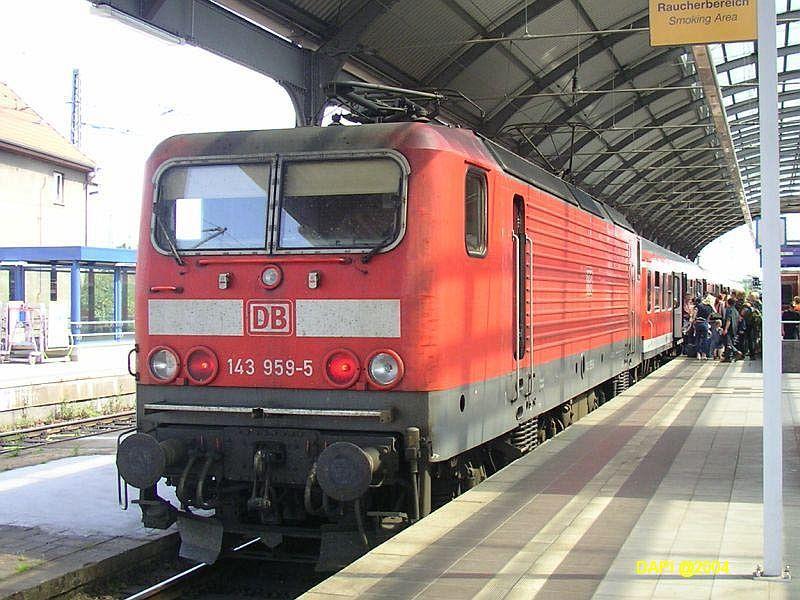 143959 mit einem RE in Halle(S)Hbf
