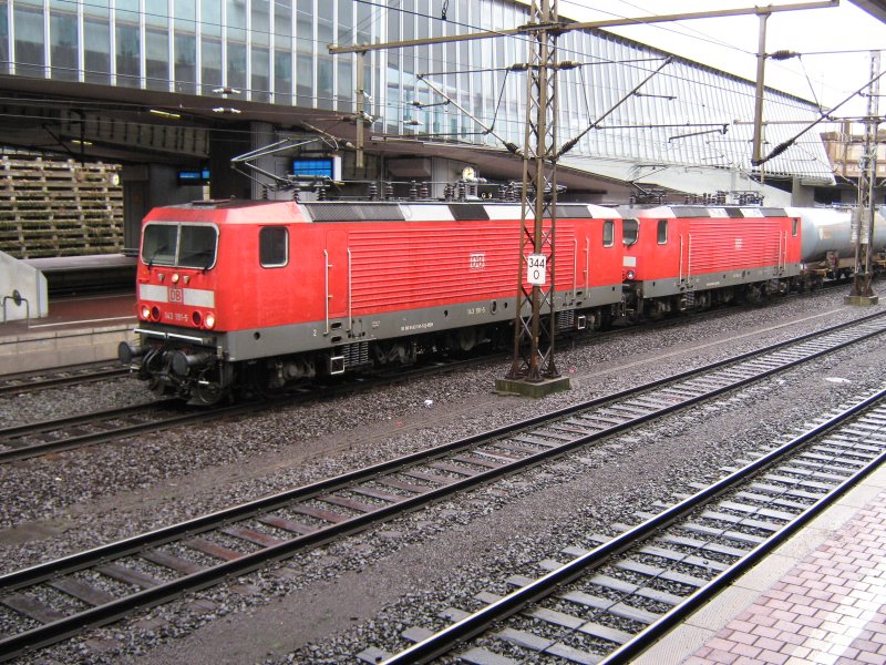 143er Doppeltraktion zieht einen Kesselwagenzug durch den Bahnhof Kassel Wilhelmshhe. Feb. 2009.