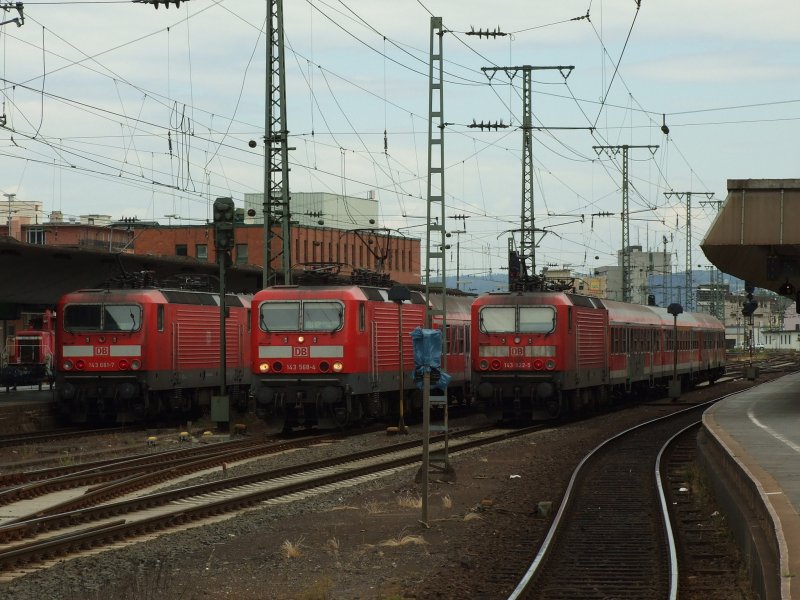 143er Klassentreffen.Links steht die 143 661-7 mit ihrer RB12220 nach Trier.In der Mitte die 143 568-4 und rechts die 143 822-5.Koblenz 19.6.08