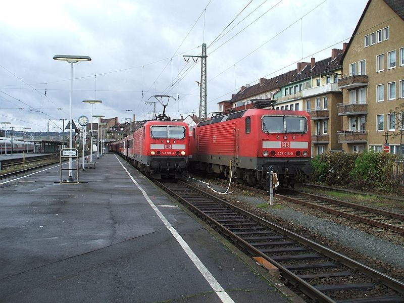 143er-Treffen am 1.12.2007 im Hildesheimer Hbf: links 143 958 mit einer RB nach Hannover, links 143 018 abgestellt