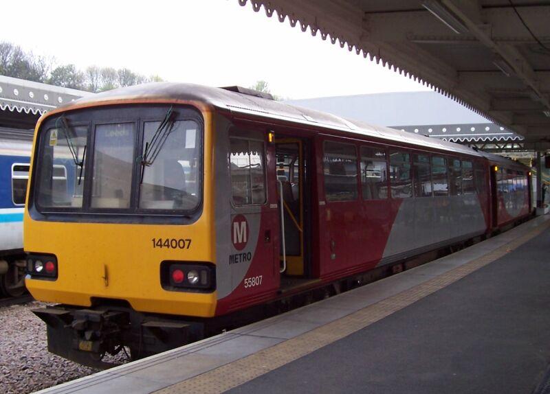 144 007 Metro nach Leeds am 22.04.2005 im Bahnhof Sheffield.