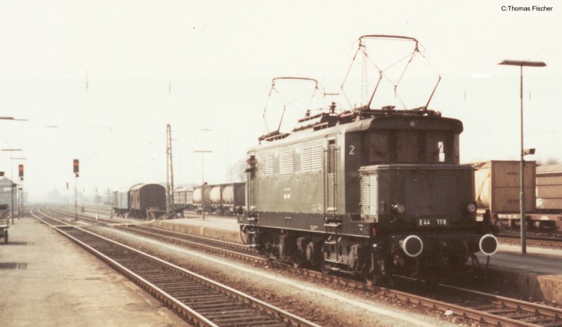 144 119 auf Gleis 6 im April 1984 unterwegs (Bild ist gescannt) 