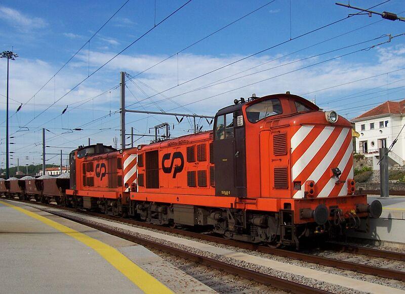 1446 & 1435 mit Schotterzug am 12.05.2006 im Bahnhof Porto Campanha.