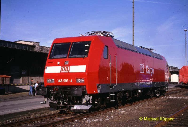 145 001-4 in Aachen auf dem Bahnfest. Wei leider nicht mehr genau wann das war Ende der 90iger Jahre jedenfalls. (Diascann)
