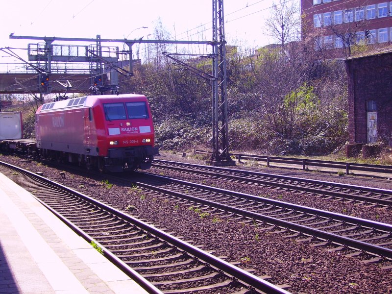 145 001-4 zieht einen Container-Zug durch Hamburg-Harburg. Diese Lok begegnete mir innerhalb von 1,5 h zwei mal! 4.4.07