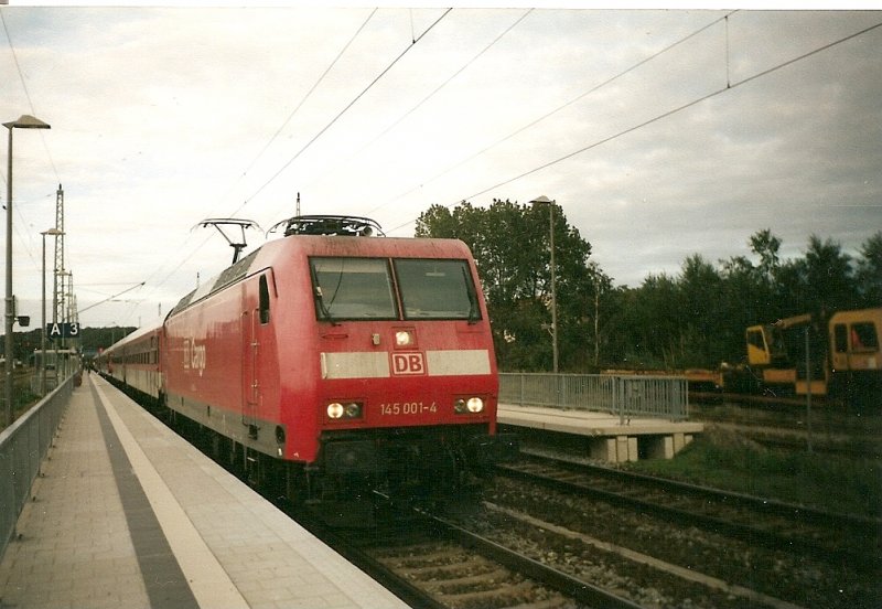 145 001 hatte auch die Ehre auf Rgen Reisezge zubespannen.Im Jahre 2004 fuhr Sie vor dem Nachtzug Binz-Mnchen.Hier beim abendlichen Halt in Bergen/Rgen.