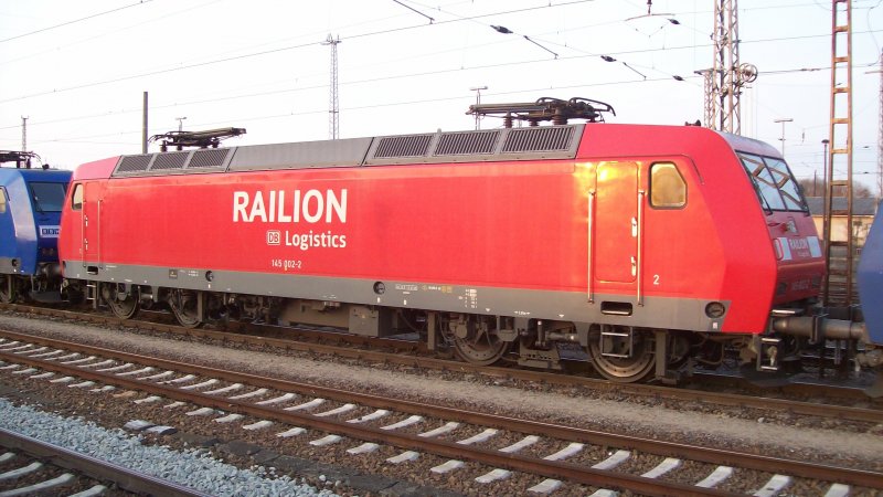 145 002-2 zwischen zwei RBH-Loks am 21.03.2009 im Bhf von Angerm�nde