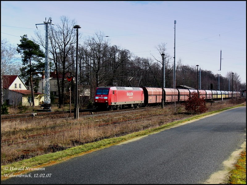 145 002 passiert mit einem Steinkohle-Bunkerzug den Bf Wahrenbrck bei Bad Liebenwerda in Richtung Falkenberg/Elster. 12.02.07